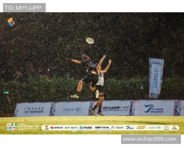 重庆飞盘队的包夹战术解析与飞盘运动的热潮探讨